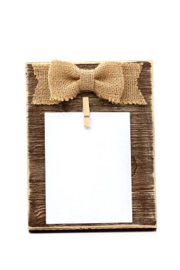 Kırsal ahşap çerçeve, doğal fiber ip ve beyaz fotokopi alanı. Sığ alan derinliğine sahip seçici odak.