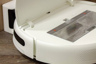 Modern dijital ev robotu elektrikli süpürgesi. Sığ alan derinliğine sahip seçici odak.
