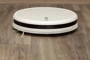 Modern dijital ev robotu elektrikli süpürgesi. Sığ alan derinliğine sahip seçici odak.
