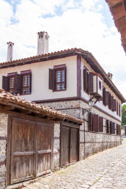 Bulgaristan 'ın Zlatograd kenti - 9 Temmuz 2021' de Diriliş döneminden kalma geleneksel Bulgar evi. Sığ alan derinliğine sahip seçici odak.