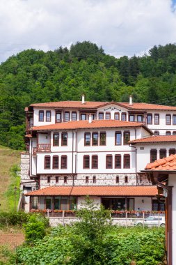 Bulgaristan 'ın Zlatograd kenti - 9 Temmuz 2021' de Diriliş döneminden kalma geleneksel Bulgar evi. Sığ alan derinliğine sahip seçici odak.