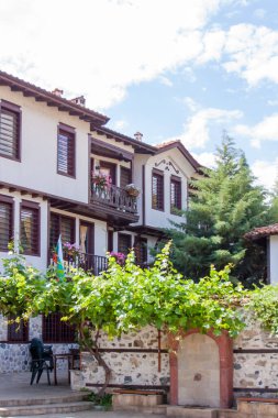 Bulgaristan 'ın Zlatograd kenti - 9 Temmuz 2021' de Diriliş döneminden kalma geleneksel Bulgar evi. Sığ alan derinliğine sahip seçici odak.