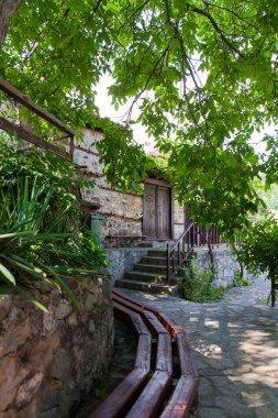 Bulgaristan 'ın Zlatograd kenti - 9 Temmuz 2021' de Diriliş döneminden kalma geleneksel Bulgar evi. Sığ alan derinliğine sahip seçici odak.