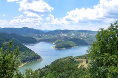 Yüksek bir dağ barajının panoramik manzarası. Sığ alan derinliğine sahip seçici odak.