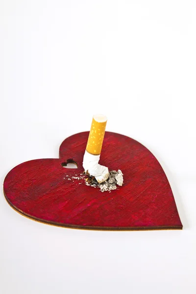 Red heart and cigarette butt — Stock Photo, Image