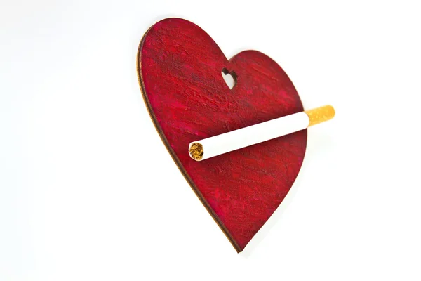 Red heart and cigarette — Stock Photo, Image