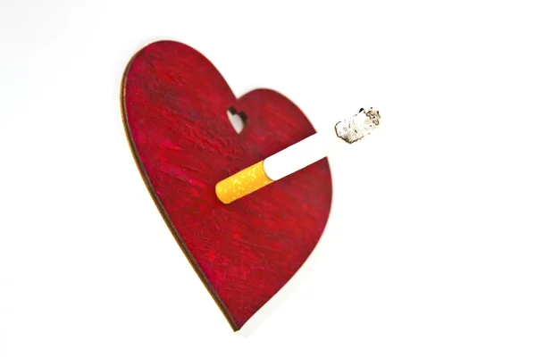 Corazón rojo y cigarrillo — Foto de Stock