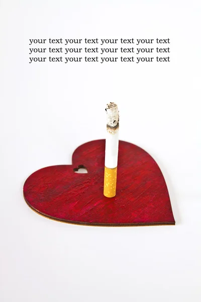 Kırmızı kalp ve Sigara — Stok fotoğraf