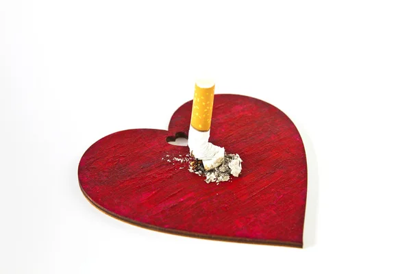 Red heart and cigarette butt — Stock Photo, Image