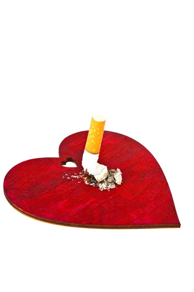 Corazón rojo y cigarrillo — Foto de Stock