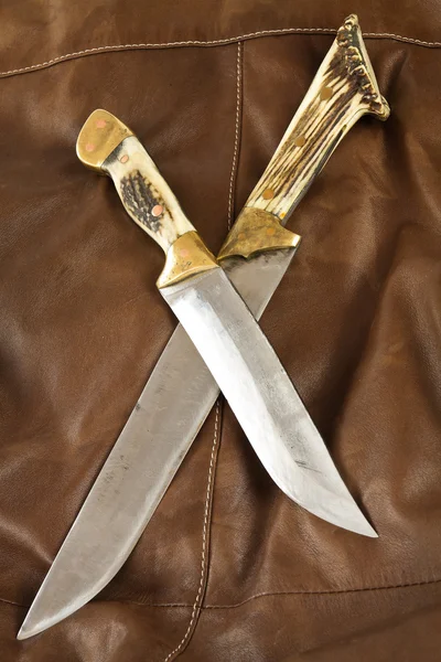 Myśliwski nóż i skórzane pochwy — Zdjęcie stockowe