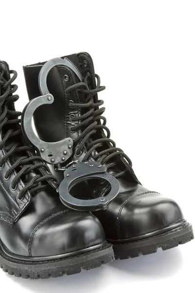 Bottes et menottes de police — Photo