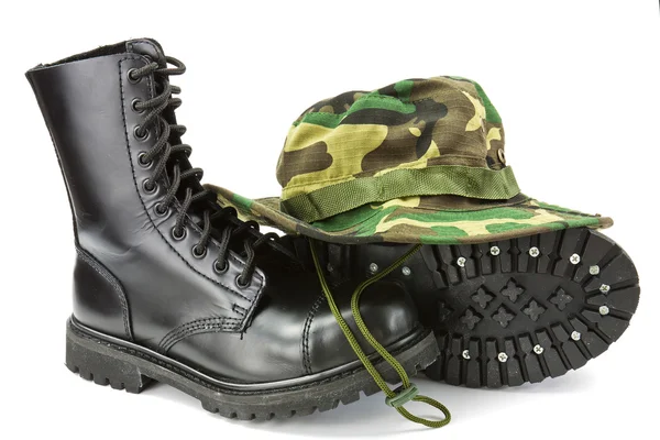 Kamuflażu kapelusz i wojskowe buty — Zdjęcie stockowe