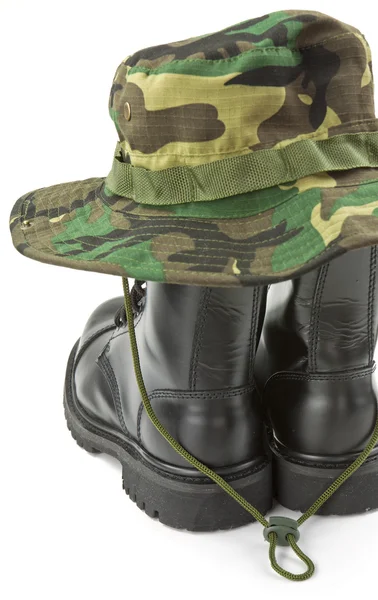 Hoed camouflage en militaire laarzen — Stockfoto