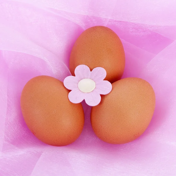 Uova di pollo pasquali su tessuto rosa — Foto Stock