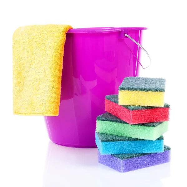 Чистка посуды красочные губки чистка и ведро — стоковое фото