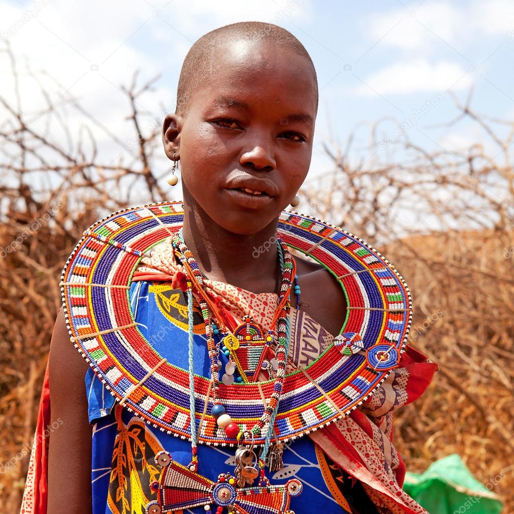 Masai kvinna visar traditionella kläder – Redaktionell stockfoto ...