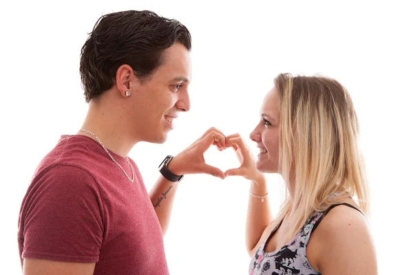 Jeune couple faisant cœur avec les mains — Photo