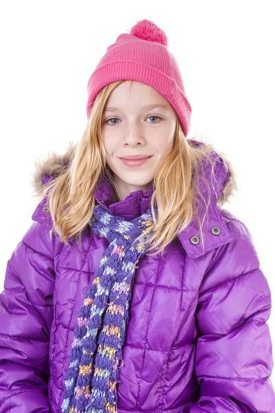 Tienermeisje is poseren in winter outfit over witte backgroung — Stockfoto