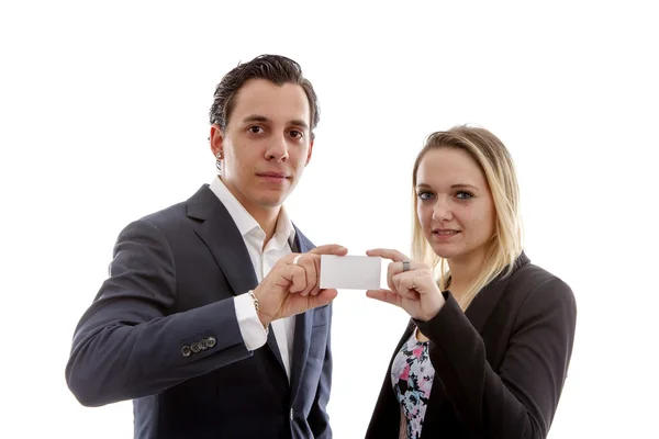 Jovem casal de negócios segurando cartão vazio — Fotografia de Stock