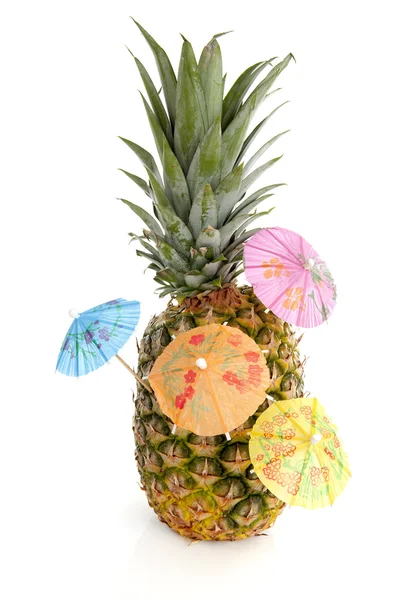Tropický ananas s cororful deštníky — Stock fotografie