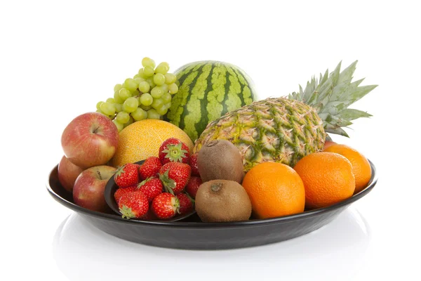 Большая тарелка с большим количеством здоровых фруктов — стоковое фото