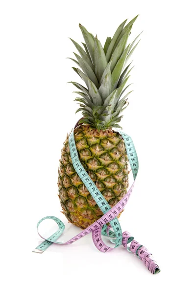 Čerstvý ananas s páskou opatření — Stock fotografie