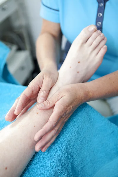 Pés de massagem por pedicure — Fotografia de Stock