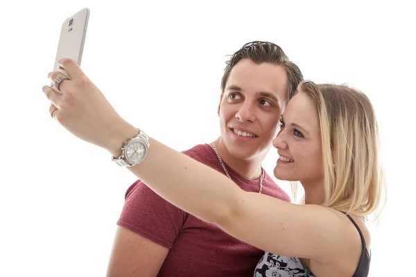 Junges Paar macht Selfie vor weißem Hintergrund — Stockfoto