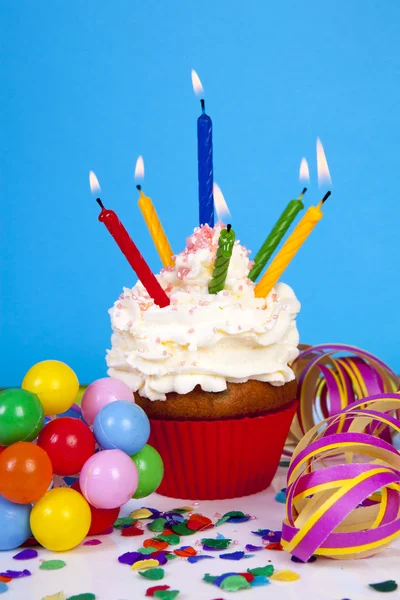 Verjaardag cupcake met veel kaarsen — Stockfoto