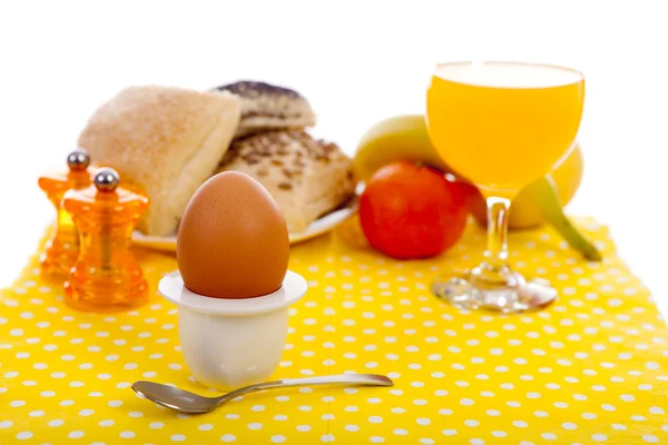 Osterfrühstück mit Ei, Brot, Obst und Getränken — Stockfoto