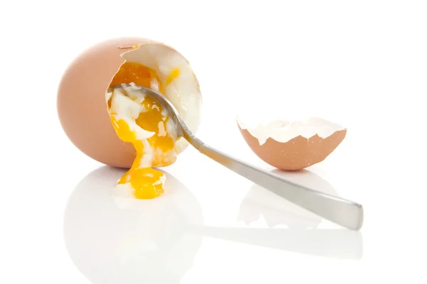 Kokt ägg som faller ner — Stockfoto