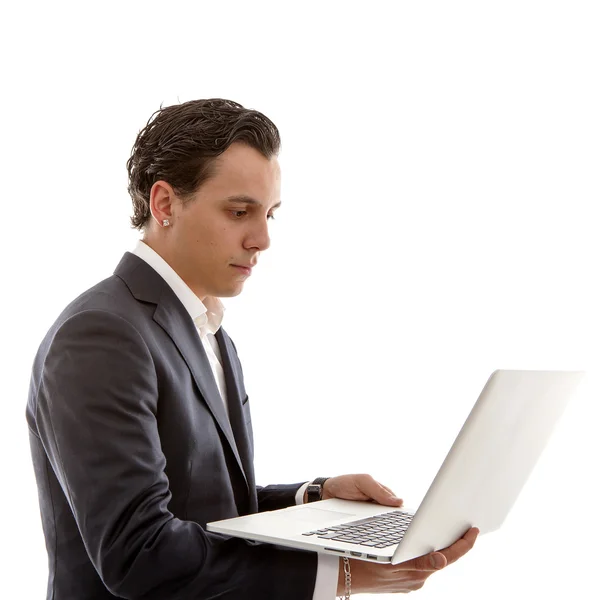 Jeune homme d'affaires tient ordinateur portable — Photo