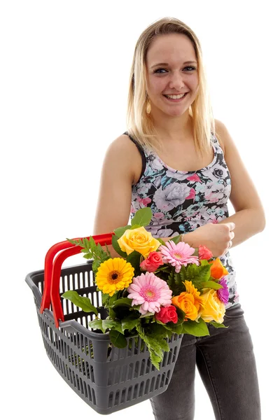 Jovem mulher está segurando cesta com buquê de flores coloridas — Fotografia de Stock