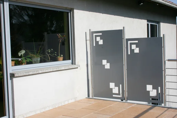 Terraza con barandillas de acero inoxidable — Foto de Stock