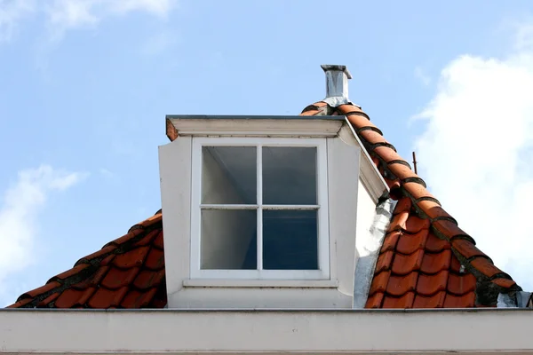 Clarabóia no telhado de azulejos vermelhos — Fotografia de Stock