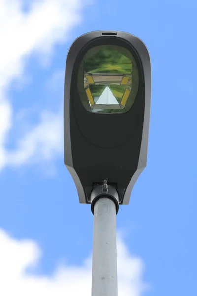 Een Straatlamp Met Led Technologie Blauwe Lucht Achtergrond — Stockfoto