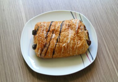 Çikolata kremalı küçük bir pasta.