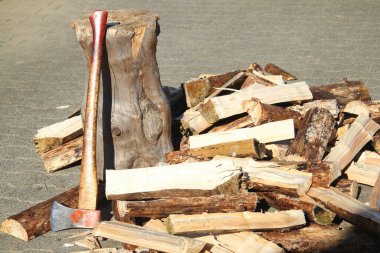 Bazıları yakacak odunları baltayla parçalayıp blokluyor