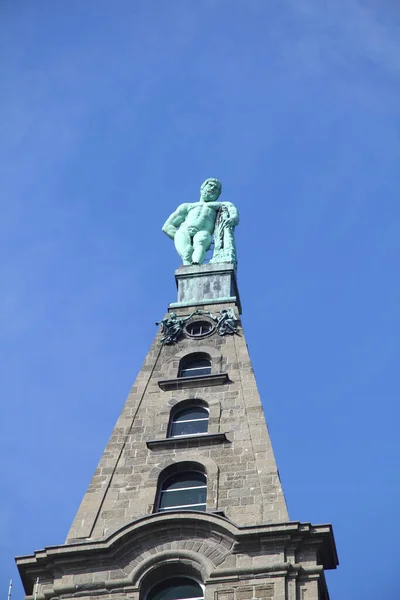 Una Estatua Hércules Con Cielo Azul Fondo — Foto de Stock