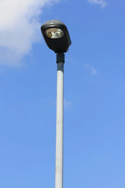Een Straatlamp Met Led Technologie Blauwe Lucht Achtergrond — Stockfoto