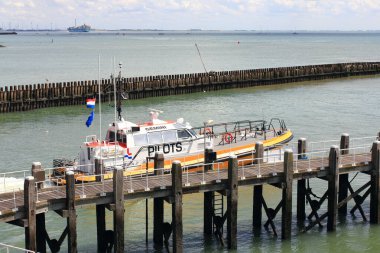 Vlissingen, Hollanda: 16 Ağustos 2015: Bir pilot gemi limandan ayrılıyor