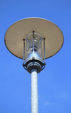 Arka planda mavi gökyüzü olan bir sokak lambası.      