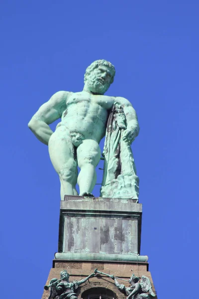 Una Estatua Hércules Con Cielo Azul Fondo — Foto de Stock