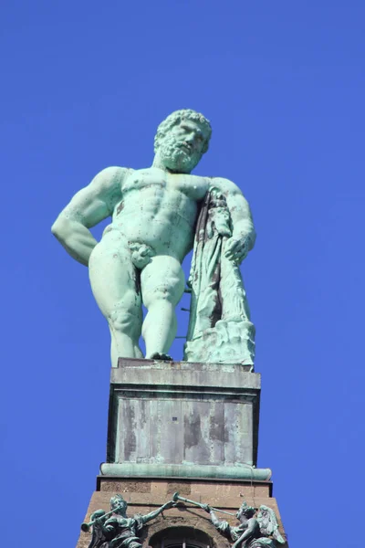 Ένα Άγαλμα Του Ηρακλή Μπλε Ουρανό Στο Βάθος — Φωτογραφία Αρχείου