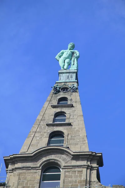 Una Estatua Hércules Con Cielo Azul Fondo — Foto de Stock