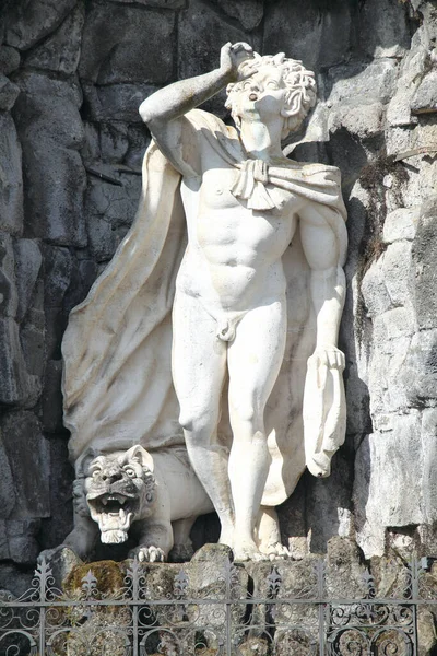 Eine Skulptur Aus Weißem Marmor Steht Einer Nische — Stockfoto