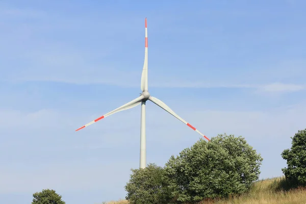Windkraftanlage Zur Stromerzeugung Mit Blauem Himmel Hintergrund — Stockfoto