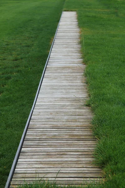 Wooden Walkway Leads Green Lawn — Stock Photo, Image