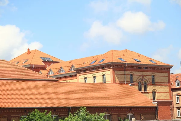 Dachy Czerwonymi Cegłami Błękitne Niebo Tle — Zdjęcie stockowe